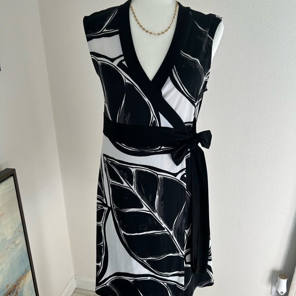 White House Black Market wrap dress - Picture 2 of 3